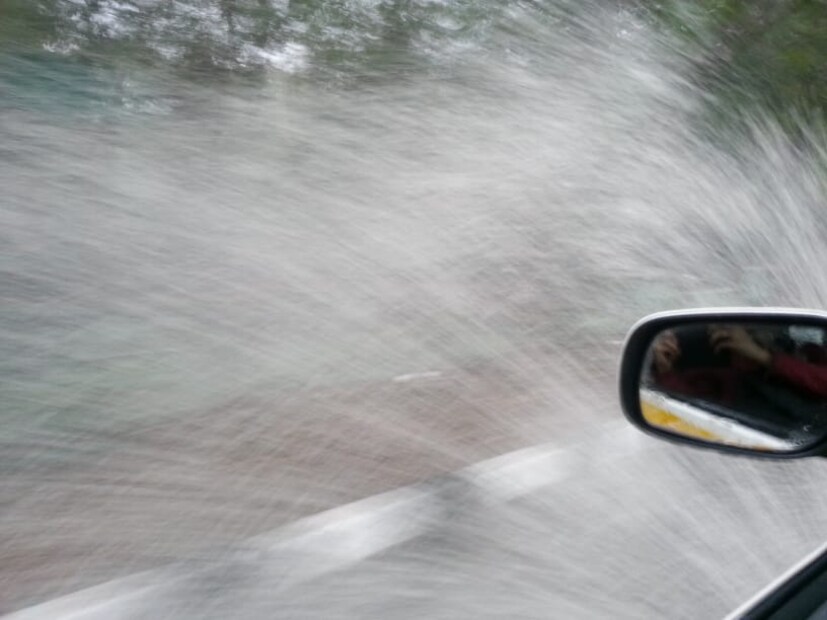  ഇടിമിന്നലിന്റെയും ആലിപ്പഴവര്‍ഷത്തിന്റെയും അകമ്പടിയോടെയാണ് തലസ്ഥാനത്ത് പലയിടത്തും രാവിലെ മുതല്‍ മഴ പെയ്തത്