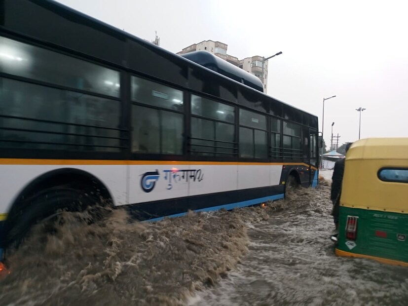  റോഡുകളില്‍ വെള്ളക്കെട്ട് രൂപപ്പെട്ടതും കാഴ്ച കുറഞ്ഞതും കാരണം പലയിടത്തും ഗതാഗതക്കുരുക്കുണ്ടായി
