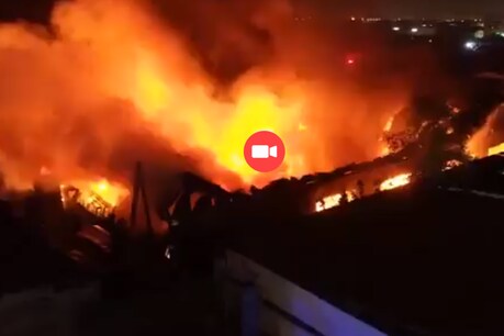 ഷാര്ജയില് പരിഭ്രാന്തി പടര്ത്തി തീപിടുത്തം ഷാര്ജയില് പരിഭ്രാന്തി പടര്ത്തി തീപിടുത്തം