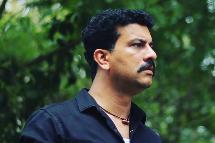  'സമയം പുലര്‍ച്ചെ 2 മണി. PKരാംദാസ് വഴിമുടക്കി. ഈ സമയത്തും ഗതാഗതം പുനഃസ്ഥാപിക്കാന്‍ കര്‍മനിരതരാകുന്ന പൊലീസ് , ഫയര്‍ഫോഴ്സ് സേനാംഗങ്ങള്‍ക്ക് ബിഗ് സല്യൂട് ' പിഷാരടി ഫേസ്ബുക്കില്‍ കുറിച്ചു
