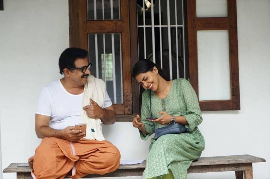  ബൈസിക്കിൾ തീവ്സ്, സൺ‌ഡേ ഹോളിഡേ എന്നെ ചിത്രങ്ങൾക്ക് ശേഷം വരുന്ന സംവിധായകൻറെ മൂന്നാമത് വിജയ ചിത്രമാണ് വിജയ് സൂപ്പറും പൗർണ്ണമിയും