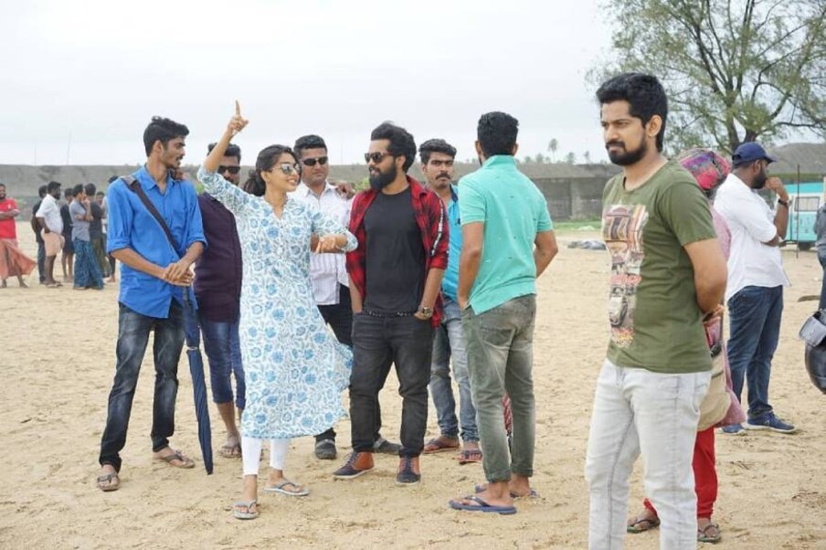  പെല്ലി ചൂപ്പുലു എന്ന തെലുങ്ക് ചിത്രത്തിന്റെ മലയാളമാണ് വിജയ് സൂപ്പറും പൗർണ്ണമിയും