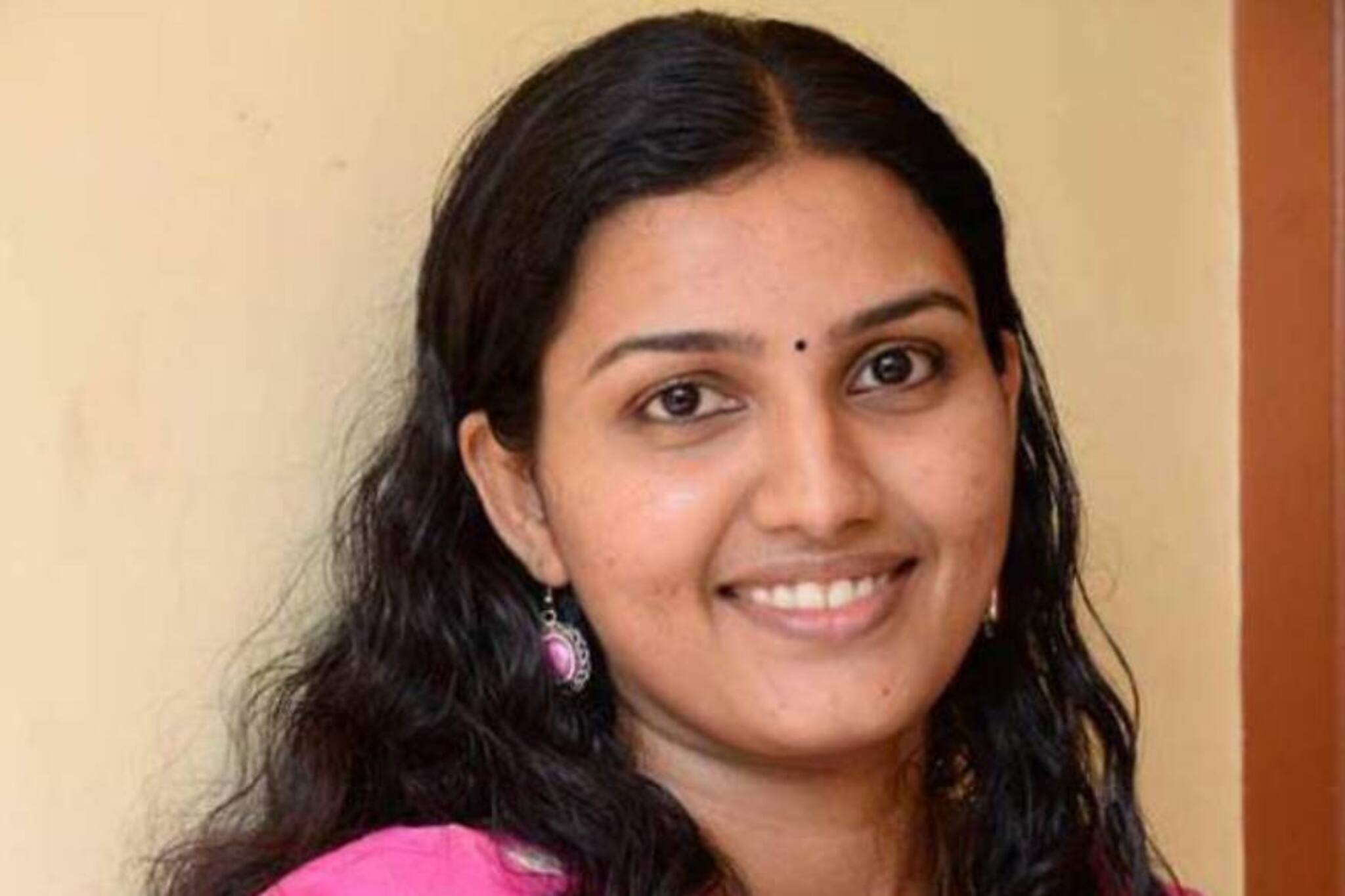 ആദ്യം കലോത്സവങ്ങളിലെ താരം, പിന്നെ ഡോക്ടർ! രേണുരാജ് എങ്ങനെ സബ് കളക്ടറായി?