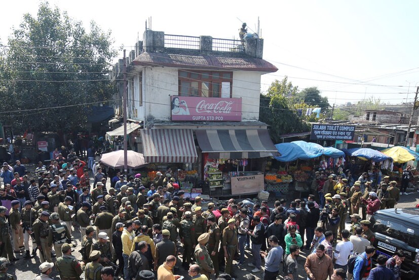  സ്ഥലത്ത് പ്രദേശവാസികൾ തടിച്ചു കൂടിയപ്പോൾ