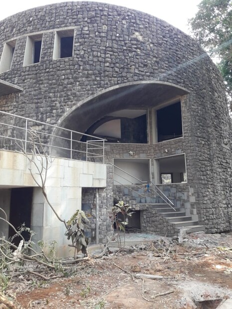  വിദേശത്തേക്ക് മുങ്ങിയ പിഎന്‍ബി തട്ടിപ്പ് കേസിലെ പ്രതിയും വജ്രവ്യാപാരിയുമായ നീരവ് മോദിയുടെ ആഡംബര ബംഗ്ലാവ് സ്‌ഫോടക വസ്തുക്കള്‍ ഉപയോഗിച്ചു തകര്‍ത്തു.