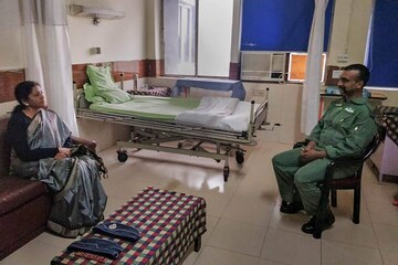 അഭിനന്ദനെ ആശുപത്രിയിൽ സന്ദർശിച്ച് പ്രതിരോധ മന്ത്രി