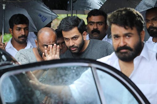 കാറിനരികിൽ മോഹൻലാൽ, പിന്നിൽ പൃഥ്വിരാജ്, ഛായാഗ്രാഹകൻ സുജിത് വാസുദേവ് 