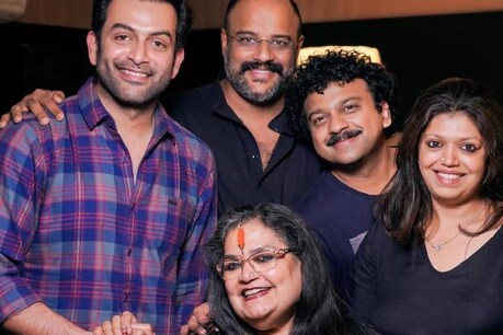 ഉഷ 'ദീദി' ഒരിക്കൽക്കൂടി പാടി, മലയാളത്തിനായി 'ലൂസിഫർ ആന്തം' ഉഷ 'ദീദി' ഒരിക്കൽക്കൂടി പാടി, മലയാളത്തിനായി 'ലൂസിഫർ ആന്തം'