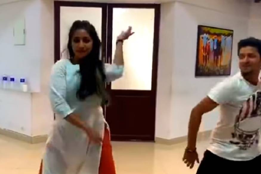 നവ്യ നല്ലൊരു ക്ലാസിക്കൽ നർത്തകി കൂടിയാണ്
