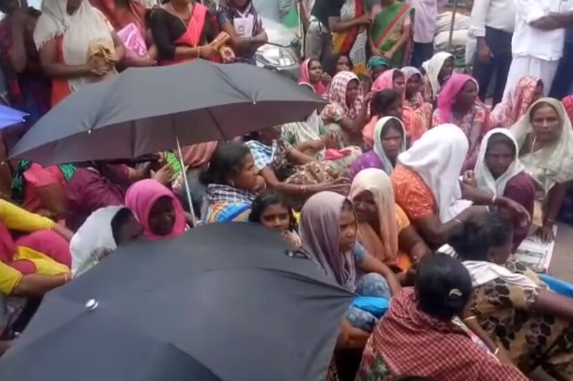  വയനാട് ഇരുളത്ത് രണ്ട് വനപാലകർക്കാണ് കടുവയുടെ ആക്രമണത്തിൽ പരുക്കേറ്റത്. സുരക്ഷ ഉറപ്പാക്കണമെന്നാവശ്യപ്പെട്ടായിരുന്നു നാട്ടുകാർ റോഡ് ഉപരോധിച്ച് പ്രതിഷേധിച്ചത്.