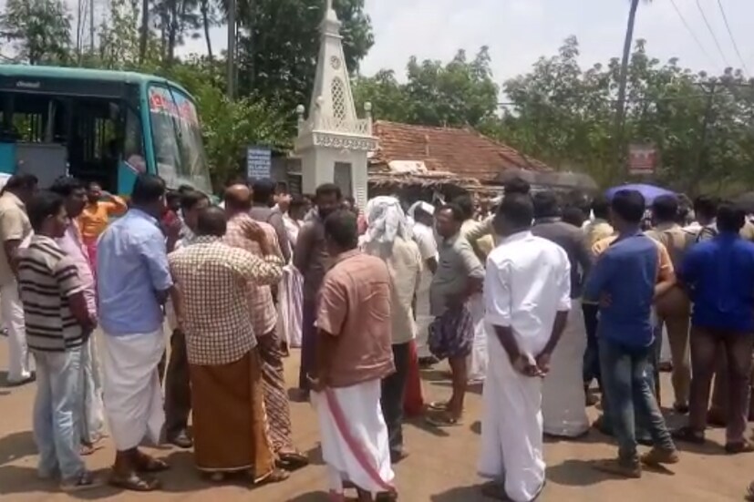  ഇരുളം ആന പന്തി കോളനിയിലെ ഫോറസ്റ്റ് വാച്ച്മാന്മാര്‍ക്കാണ് കടുവയുടെ ആക്രമണത്തിൽ പരുക്കേറ്റിരുന്നത്. ഗുരുതരമായി പരുക്കേറ്റ വാച്ചര്‍ സാജനെ പരിക്കുകളോടെ കോഴിക്കോട് മെഡിക്കല്‍ കോളേജ് ആശുപത്രിയില്‍ പ്രവേശിപ്പിച്ചിരിക്കുകയാണ്.
