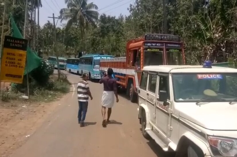  പ്രതിഷേധത്തെ തുടർന്ന് നിരവധി വാഹനങ്ങളാണ് റോഡിൽ കുടുങ്ങി കിടന്നത്.