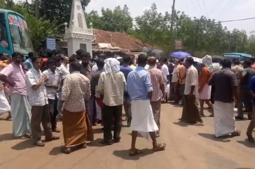  കടുവയുടെ ആക്രമണത്തെതുടർന്ന റെയ്ഞ്ചര്‍ ഉള്‍പ്പെടെയുള്ളവര്‍ ഓടി രക്ഷപ്പെടുകയായിരുന്നു. സ്ഥലത്ത് ജാഗ്രതാ നിര്‍ദേശം പുറപ്പെടുവിച്ചിട്ടുണ്ട്.