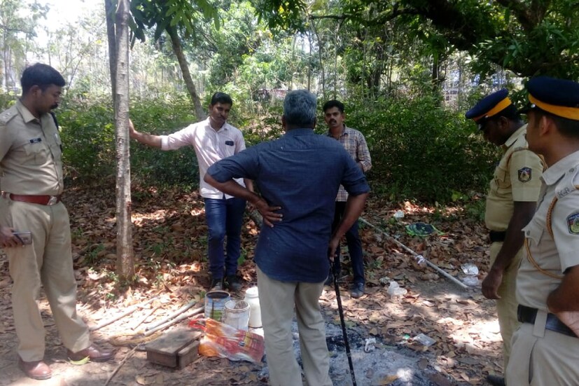  അഴീക്കോട് കാപ്പിലെ പീടികയില്‍ ബോംബും ഇരുമ്പ് ദണ്ഡുകളും കണ്ടെടുത്തു. ഉഗ്രശേഷിയുളള 2 സ്റ്റീല്‍ ബോംബുകളും 1 ബോട്ടില്‍ ബോംബും, 4 ഇരുമ്പ് പൈപ്പുകളുമാണ് ആളൊഴിഞ്ഞ പറമ്പില്‍ നിന്നും കണ്ടെടുത്തത്.