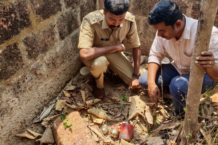  ളപട്ടണം പോലീസും ബോംബ് സ്‌ക്വാഡും ചേര്‍ന്ന് നടത്തിയ പരിശോധനയിലാണ് ഇവ കണ്ടെടുത്തത്.