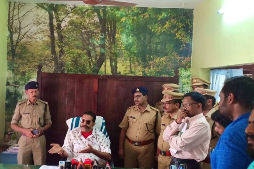  അസിസ്റ്റന്റ് എക്‌സൈസ് കമ്മിഷണർ സുൽഫിക്കർ ഡെപ്യൂട്ടി എക്‌സൈസ് കമ്മിഷണർ ഉഉബൈദ്, അഡിഷണൽ എക്‌സൈസ് കമ്മിഷണർ വിജയൻ എക്‌സൈസ് കമ്മിഷണർ ശ്രീ. ഋഷി രാജ് സിംഗ് IPS എന്നിവർ പ്രതികളെ ചോദ്യം ചെയ്തു