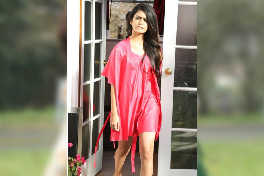  പ്രിയ പ്രകാശ് വാര്യരുടെ ആദ്യ ബോളിവുഡ് ചിത്രമാണ് ശ്രീദേവി ബംഗ്ളാവ്. ഇനിയും റിലീസ് ആവാത്ത ചിത്രം മണ്മറഞ്ഞ താരം ശ്രീദേവിയുടെ കഥയുമായി സാമ്യമുള്ളതെന്ന പേരിൽ ആക്ഷേപം ഉയർന്നിരുന്നു. ശ്രീദേവിയുടെ ഭർത്താവ് ബോണി കപൂർ തന്നെ ചിത്രത്തിനെതിരെ രംഗത്തെത്തി