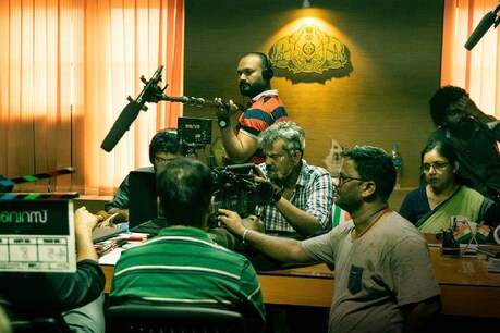 വൈറസിലെ ആരോഗ്യ മന്ത്രിയെ കണ്ടാൽ ചോദിച്ചു പോകും, ഇത് രേവതിയാണോ ശൈലജയാണോ എന്ന് വൈറസിലെ ആരോഗ്യ മന്ത്രിയെ കണ്ടാൽ ചോദിച്ചു പോകും, ഇത് രേവതിയാണോ ശൈലജയാണോ എന്ന്