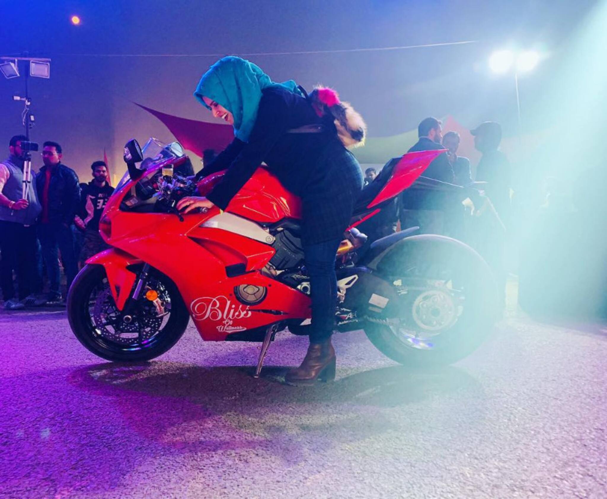 International Women's Day:'സൂപ്പർ വുമൺ' റോഷ്നി മിസ്ബ; തട്ടമിട്ടൊരു ബൈക്ക് റൈഡർ