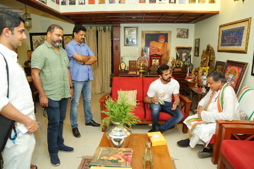  നിയമസഭ തെരഞ്ഞെടുപ്പില്‍ സ്ഥാനാര്‍ഥിയായി മത്സരിച്ചിരുന്നെങ്കിലും ഇപ്പോള്‍ ബി.ജെ.പിയുമായി തനിക്ക് ഒരു ബന്ധവുമില്ലെന്നും ശ്രീശാന്ത് തരൂരിനോട് വ്യക്തമാക്കി.