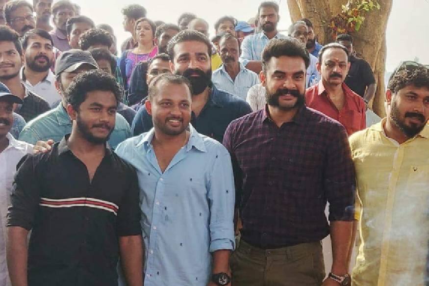 സിങ്കം ലുക്കിലെ ടൊവിനോയുടെ മീശയാണ് ചർച്ചാവിഷയം. പുതിയ ചിത്രം കൽകിയിലാണ് വ്യത്യസ്ത ലുക്കുമായി ടൊവിനോ എത്തുന്നത് സിങ്കം ലുക്കിലെ ടൊവിനോയുടെ മീശയാണ് ചർച്ചാവിഷയം. പുതിയ ചിത്രം കൽകിയിലാണ് വ്യത്യസ്ത ലുക്കുമായി ടൊവിനോ എത്തുന്നത്