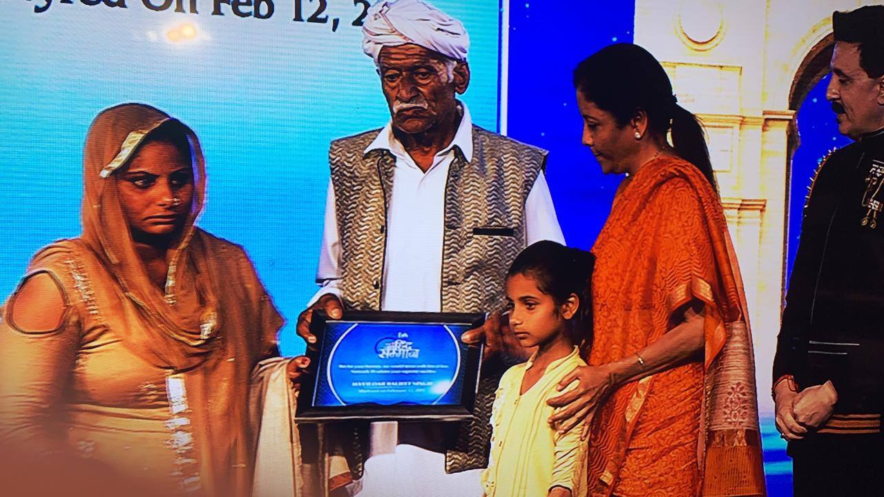 സൈനികർക്ക് ആദരമർപ്പിച്ച് സിഎൻഎൻ ന്യൂസ് 18 അവതരിപ്പിക്കുന്ന രാജ് നീതി എന്ന ഉച്ചകോടിയിൽ സംസാരിക്കുകയായിരുന്നു പ്രതിരോധ മന്ത്രി. സൈനികർക്ക് ആദരമർപ്പിച്ച് സിഎൻഎൻ ന്യൂസ് 18 അവതരിപ്പിക്കുന്ന രാജ് നീതി എന്ന ഉച്ചകോടിയിൽ സംസാരിക്കുകയായിരുന്നു പ്രതിരോധ മന്ത്രി.