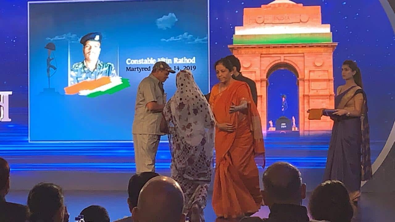 കൃത്യമായ തീരുമാനങ്ങളെടുക്കുന്ന രാഷ്ട്രീയ നേതൃത്വത്തിന്റെ ഉത്തരവാദിത്വം മാത്രമാണ് ബിജെപി അവകാശപ്പെട്ടതെന്നും നിർമലാ സീതാരാമൻ പറഞ്ഞു. കൃത്യമായ തീരുമാനങ്ങളെടുക്കുന്ന രാഷ്ട്രീയ നേതൃത്വത്തിന്റെ ഉത്തരവാദിത്വം മാത്രമാണ് ബിജെപി അവകാശപ്പെട്ടതെന്നും നിർമലാ സീതാരാമൻ പറഞ്ഞു.