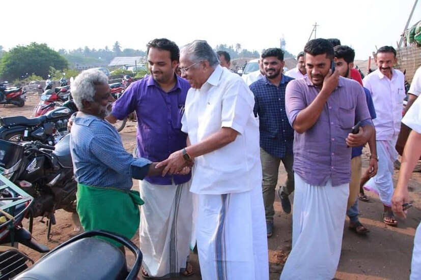  പാണക്കാട് ഹൈദരലി ശിഹാബ് തങ്ങളുമായി കൂടിക്കാഴ്ച നടത്തിയ ശേഷമാണ് ലീഗ് സ്ഥാനാര്‍ത്ഥികള്‍ പത്രിക നല്‍കാനെത്തിയത്. മലപ്പുറത്ത് മികച്ച വിജയം നേടുമെന്നും വയനാട്ടിലെ സ്ഥാനാര്‍ഥിത്വം കോണ്‍ഗ്രസിന്റെ ആഭ്യന്തര കാര്യമാണെന്നും കുഞ്ഞാലിക്കുട്ടി.