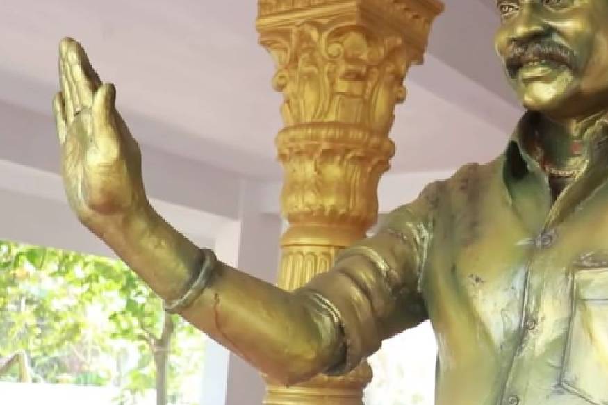 കലാഭവൻ മണിയുടെ പ്രതിമയിലെ 'ചോര' തുള്ളികൾ; ദുരൂഹതയ്ക്കു പിന്നിലെന്ത്?