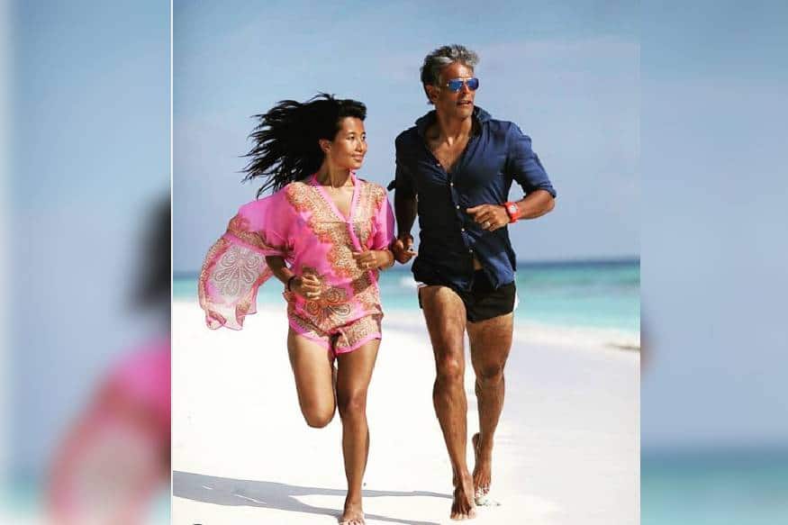  ലോക്ക്ഡൗൺ നാളുകളിൽ വീടിനുള്ളിലെ പടിക്കെട്ടുകളിൽ വ്യായാമം ചെയ്താണ് മിലിന്ദ് സോമനും ഭാര്യയും ഫിറ്റ്നസ് കാത്തുസൂക്ഷിക്കുന്നത്