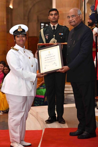 രേഷ്മ നിലോഹർ നാഷ: രാഷ്ട്രപതിയിൽ നിന്ന് നാരി ശക്തി പുരസ്കാരം ഏറ്റുവാങ്ങുന്ന ഇന്ത്യയിലെ ആദ്യ വനിത മറൈൻ പൈലറ്റ് രേഷ്മ നിലോഫർ നാഷ. ഇന്ത്യയിലെ ഒരേ ഒരു വനിത മറൈൻ പൈലറ്റും രേഷ്മയാണ്.  രേഷ്മ നിലോഹർ നാഷ: രാഷ്ട്രപതിയിൽ നിന്ന് നാരി ശക്തി പുരസ്കാരം ഏറ്റുവാങ്ങുന്ന ഇന്ത്യയിലെ ആദ്യ വനിത മറൈൻ പൈലറ്റ് രേഷ്മ നിലോഫർ നാഷ. ഇന്ത്യയിലെ ഒരേ ഒരു വനിത മറൈൻ പൈലറ്റും രേഷ്മയാണ്.