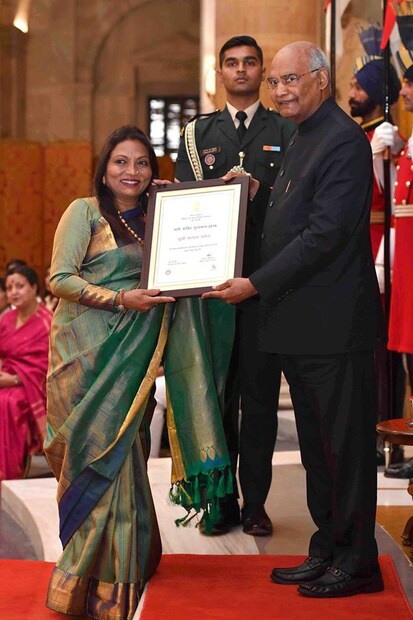  കൽപ്പന: മഹാരാഷ്ട്രയിലെ ഒരു ചെറിയ നഗരത്തില്‍ നിന്നുള്ള അംഗം. ദശലക്ഷം കോടി രൂപയുടെ വ്യാപാര സാമ്രാജ്യത്തെ നയിക്കുന്നു. നൂറുകണക്കിന് സ്ത്രീകൾക്ക് തന്റെ ജീവിതത്തിലൂടെ തൊഴിൽ നൽകി.