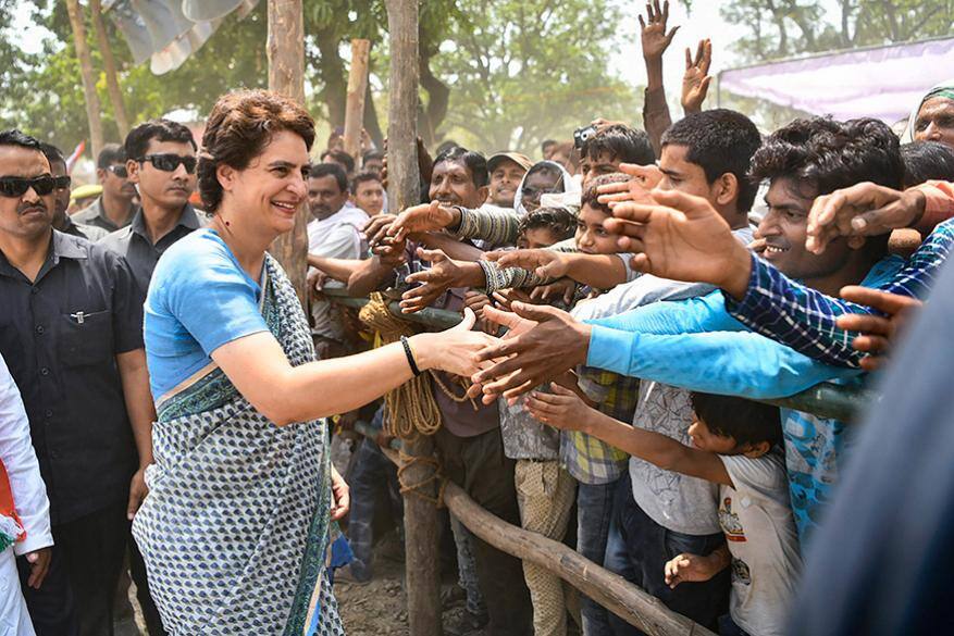ഫത്തേപുരിൽ തെരഞ്ഞെടുപ്പ് പ്രചരണത്തിനിടെ പ്രവർത്തകർക്ക് കൈ നൽകുന്ന കോൺഗ്രസ് ജനറൽ സെക്രട്ടറി പ്രിയങ്ക ഗാന്ധി വാദ്ര ഫത്തേപുരിൽ തെരഞ്ഞെടുപ്പ് പ്രചരണത്തിനിടെ പ്രവർത്തകർക്ക് കൈ നൽകുന്ന കോൺഗ്രസ് ജനറൽ സെക്രട്ടറി പ്രിയങ്ക ഗാന്ധി വാദ്ര