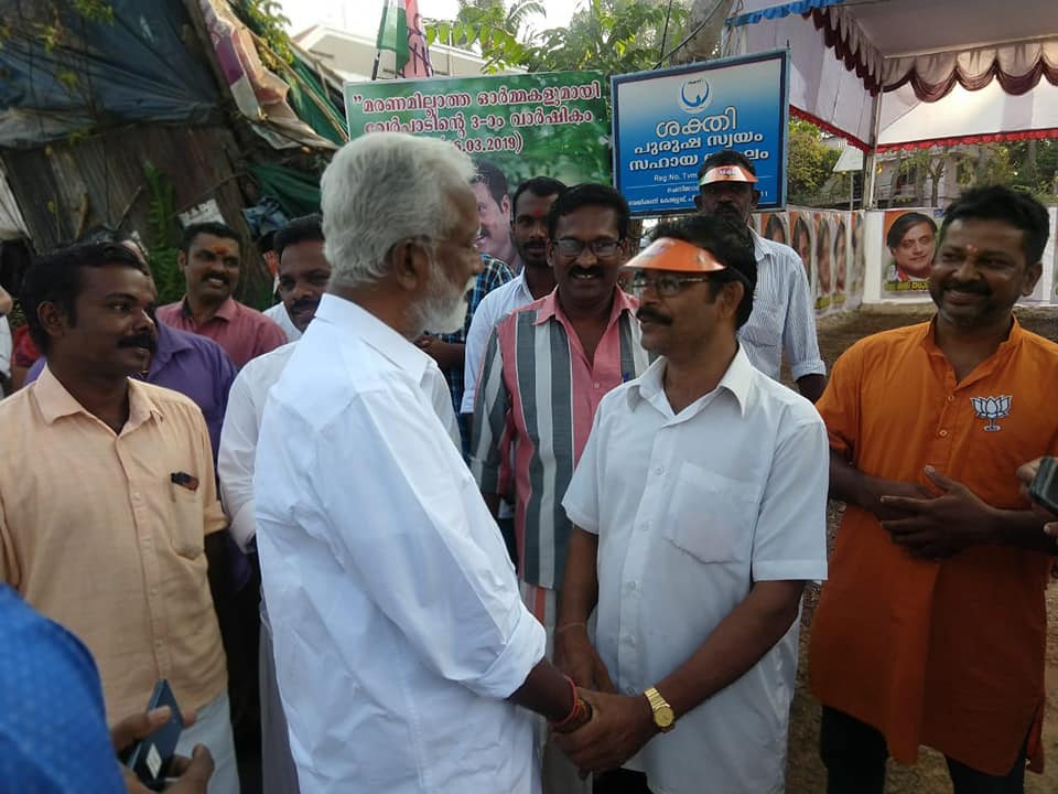മിസോറം ഗവർണറായിരുന്ന കുമ്മനത്തെ തിരുവനന്തപുരത്ത് മത്സരിപ്പിക്കാൻ ബിജെപി നേതൃത്വം തീരുമാനിക്കുകയായിരുന്നു മിസോറം ഗവർണറായിരുന്ന കുമ്മനത്തെ തിരുവനന്തപുരത്ത് മത്സരിപ്പിക്കാൻ ബിജെപി നേതൃത്വം തീരുമാനിക്കുകയായിരുന്നു