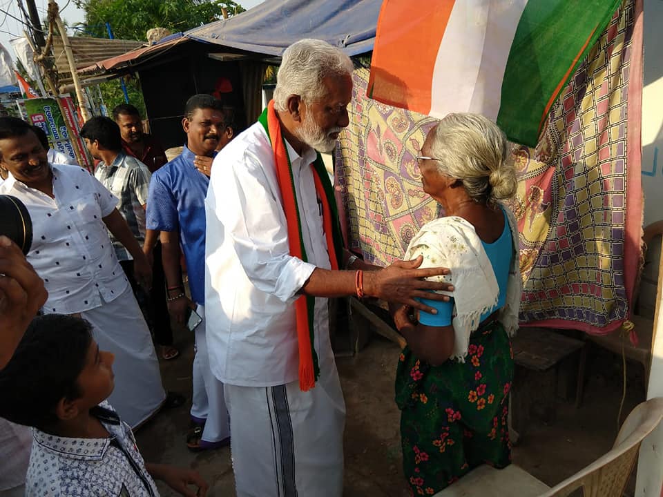 തിരുവനന്തപുരം മണ്ഡലത്തിലെ എൻഡിഎ സ്ഥാനാർത്ഥി കുമ്മനം രാജശേഖരൻ വോട്ട് തേടി വട്ടിയൂർക്കാവിൽ എത്തിയപ്പോൾ തിരുവനന്തപുരം മണ്ഡലത്തിലെ എൻഡിഎ സ്ഥാനാർത്ഥി കുമ്മനം രാജശേഖരൻ വോട്ട് തേടി വട്ടിയൂർക്കാവിൽ എത്തിയപ്പോൾ