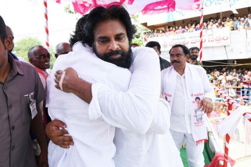  ആലിംഗനത്തോടെയാണ് തന്റെ തെരഞ്ഞെടുപ്പ് വേദിയിലേക്ക് അല്ലുവിനെ പവൻ സ്വാഗതം ചെയ്തത്.
