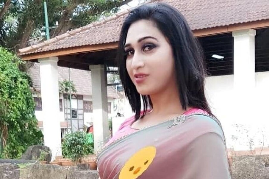  ചില വിശേഷാവസരങ്ങൾ വരുന്നു എന്നാണ് അഞ്ജലി ഫോട്ടോക്കൊപ്പം കുറിക്കുന്ന വാക്കുകൾ. ഇതാണ് വിവാഹമായോ എന്ന ചോദ്യവുമായി ആരാധകരെത്താൻ കാരണം