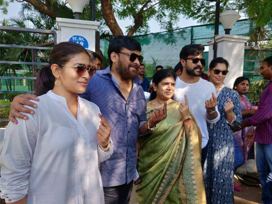ചിരഞ്ജീവിയും കുടുംബവും വോട്ട് രേഖപ്പെടുത്തിയ ശേഷം പോളിംഗ് സ്റ്റേഷനില് നിന്നും പുറത്തേക്ക് വരുന്നു. ചിരഞ്ജീവിയും കുടുംബവും വോട്ട് രേഖപ്പെടുത്തിയ ശേഷം പോളിംഗ് സ്റ്റേഷനില് നിന്നും പുറത്തേക്ക് വരുന്നു.