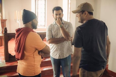 ലൂസിഫറിലെ ആ നെഞ്ചിൽ ചവിട്ടി രംഗം ഷൂട്ട് ചെയ്തത് ക്യാമറാമാൻ അല്ല! പിന്നെ? ലൂസിഫറിലെ ആ നെഞ്ചിൽ ചവിട്ടി രംഗം ഷൂട്ട് ചെയ്തത് ക്യാമറാമാൻ അല്ല! പിന്നെ?