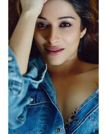 സണ്ണിയെ വെല്ലുമോ മധുരിമ? സണ്ണിയെ വെല്ലുമോ മധുരിമ?