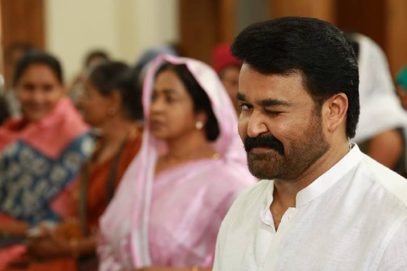 തിരക്കഥയിൽ മാറ്റങ്ങൾ വരുത്തി. വെളിപാടിന്റെ പുസ്തകം ഷൂട്ടിംഗ് നടക്കുന്ന സമയത്ത് വീണ്ടും മോഹൻലാലിനെ കാണാൻ സംവിധായകരെത്തി. തനിക്കു പകരം മറ്റാരെയെങ്കിലും വച്ച് ചെയ്യൂ എന്നായിരുന്നു മറുപടി. ഒടിയൻ, ലൂസിഫർ, രണ്ടാമൂഴം തുടങ്ങിയ ചിത്രങ്ങൾക്ക് അന്ന് മോഹൻലാൽ ഡേറ്റ് കൊടുത്തു കഴിഞ്ഞിരുന്നു. കാത്തിരിക്കേണ്ടി വരും എന്ന സൂചന ഉണ്ടായെങ്കിലും പിന്മാറാൻ ജിബി ജോജുമാർ തയ്യാറായിരുന്നില്ല. ആന്റണി പെരുമ്പാവൂരുമായി സംസാരിക്കാൻ പറഞ്ഞു കൊണ്ട് ആ കൂടിക്കാഴ്ച അവസാനിച്ചു