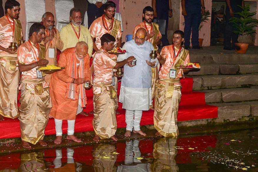 പ്രത്യേക പൂജാ കർമ്മങ്ങൾക്ക് ശേഷം പൂക്കളും ദീപങ്ങളും അടങ്ങിയ ഈ താലം ഗംഗാ നദിയിലേക്ക് ഒഴുക്കി വിടുന്നു പ്രത്യേക പൂജാ കർമ്മങ്ങൾക്ക് ശേഷം പൂക്കളും ദീപങ്ങളും അടങ്ങിയ ഈ താലം ഗംഗാ നദിയിലേക്ക് ഒഴുക്കി വിടുന്നു