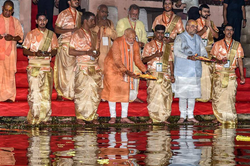 നാമനിർദേശം സമർപ്പിക്കുന്നതിന് മുന്നോടിയായി പ്രധാനമന്ത്രി നരേന്ദ്ര മോദി കഴിഞ്ഞ ദിവസം ഗംഗാ ആരതി നടത്തിയിരുന്നു. നാമനിർദേശം സമർപ്പിക്കുന്നതിന് മുന്നോടിയായി പ്രധാനമന്ത്രി നരേന്ദ്ര മോദി കഴിഞ്ഞ ദിവസം ഗംഗാ ആരതി നടത്തിയിരുന്നു.