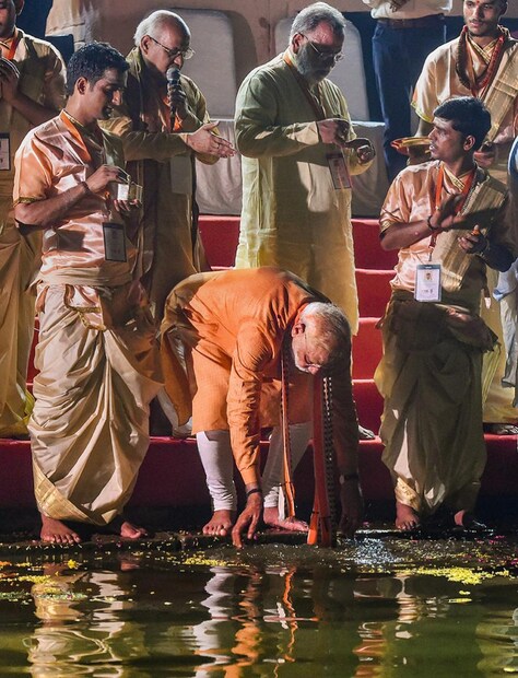  പരിശുദ്ധ ഗംഗാ നദിയെ പൂജിക്കുന്ന ചടങ്ങുകളാണ് ഇത്