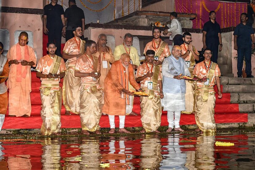  താലത്തിൽ കത്തിച്ചു വച്ച ചെറിയ ദീപങ്ങളേന്തി ഗംഗാ നദിയെ ഉഴിയുന്നു. മന്ത്രോച്ചാരണങ്ങളുടെ അകമ്പടിയോടെയാണ് ഈ ചടങ്ങ്
