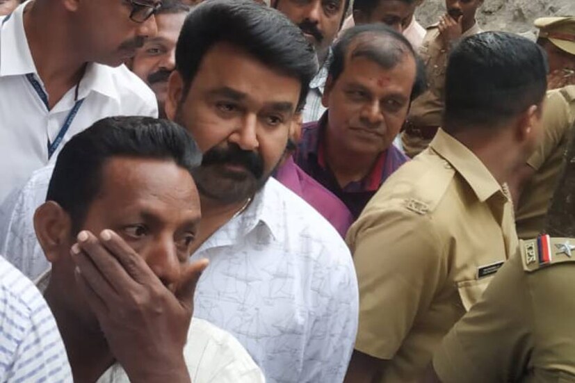 മുടവൻമുഗൾ എൽപിഎസിൽ വോട്ട് ചെയ്യാൻ ഊഴം കാത്ത് നടൻ മോഹൻലാൽ