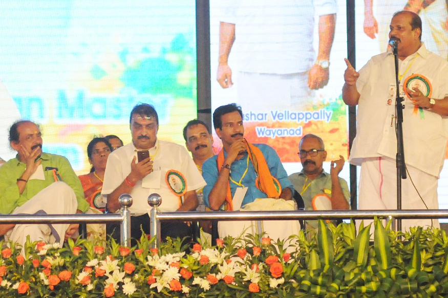  ബിജെപിയെ പിന്തുണയ്ക്കണമെന്നാവശ്യപ്പെട്ടാണ് ഞാനിവിടെ വന്നത്. വര്‍ഗീയ കോണ്‍ഗ്രസും കമ്മ്യൂണിസ്റ്റുകളും ഇവിടെ ദശാബ്ദങ്ങളായി ഇവിടം ഭരിച്ച് നശിപ്പിച്ചു. ബിജെപിയുടേത് ബദല്‍ രാഷ്ട്രീയമാണെന്നും കോഴിക്കോട് വിയ് സങ്കല്‍പ് റാലിയെ അഭിസേബോധന ചെയ്യവേ മോദി പറഞ്ഞു