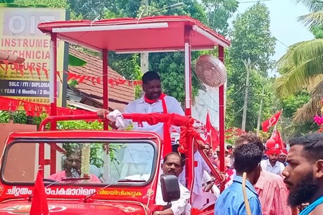 റോഡ് ഷോയ്ക്കിടെ വാഹനം പെട്ടെന്ന് ബ്രേക്കിട്ടു; കമ്പിയില് നെഞ്ചിടിച്ച് ചിറ്റയം ഗോപകുമാറിന് ദേഹാസ്വാസ്ഥ്യം റോഡ് ഷോയ്ക്കിടെ വാഹനം പെട്ടെന്ന് ബ്രേക്കിട്ടു; കമ്പിയില് നെഞ്ചിടിച്ച് ചിറ്റയം ഗോപകുമാറിന് ദേഹാസ്വാസ്ഥ്യം