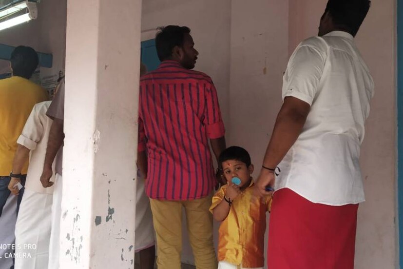  സംസ്ഥാനത്തെ ചിലയിടങ്ങളിൽ വോട്ടിംഗ് യന്ത്രം തകരാറായത് തുടക്കത്തിൽ പ്രശ്നങ്ങൾ സൃഷ്ടിച്ചിരുന്നു
