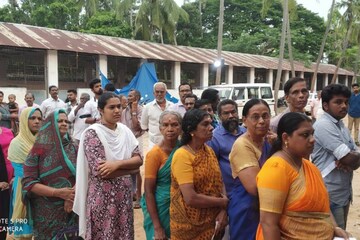 Lok Sabha Election 2019: ബൂത്തുകളിൽ നീണ്ട നിര; പ്രമുഖർ രാവിലെ തന്നെ വോട്ട് ചെയ്യാനെത്തി പ്രമുഖർ